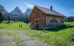 gemütliche Alphütte Mittelstofel am Fusse der Churfirsten, Bild 1: Alphüttli