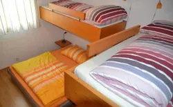 Bild 16: Schlafzimmer mit 2 Hochbetten und Doppelbett