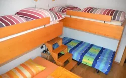 Bild 15: Schlafzimmer mit 2 Hochbetten und Doppelbett