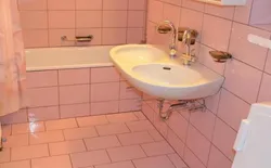 Bild 19: Badezimmer mit Clos o Mat WC