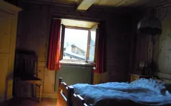 Bild 5: Lauschiges Schlafzimmer mit gepflegtem Holzboden.