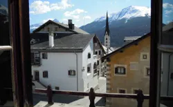 Bild 4: Aussicht auf den historischen Dorfplatz.