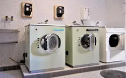 Bild 29: Waschmaschinen und Trockner, sowie Trockenraum mit Gebührenzähler. 