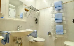 Bild 21: Badezimmer Nr.2: Badewanne mit integrierter Dusche, WC Waschbecken, Kosmetikspiegel und Föhn. 