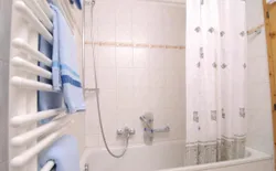 Bild 22: Badezimmer Nr.2: Badewanne mit integrierter Dusche, WC Waschbecken, Kosmetikspiegel und Föhn. 