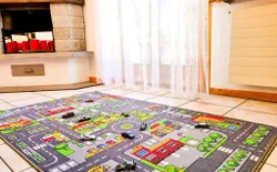 Bild 26: Spieleteppich für die Kleinsten mit Spielzeugautos, sowie eine Spielesammlung ist in der Wohnung vorhanden.