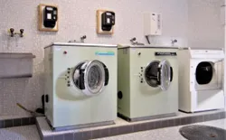 Bild 23: Waschmaschinen und Trockner, sowie Trockenraum mit Gebührenzähler. swissme holiday Pontresina