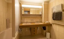 Bild 16: Badezimmer mit doppel Lavabo und Badewanne