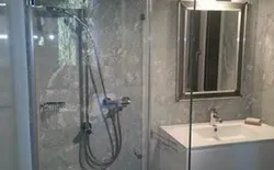 Bild 15: Badezimmer, Dusche und Waschtisch