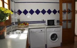 Bild 19: Voll ausgestattete Küche: Kühlschrank, Gefriertruhe, Waschmaschine, Geschirrspüler, Mikrowelle, Kaffeemaschine, Schläger