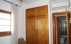 Bild 13: Schlafzimmer mit eingebautem Kleiderschrank / Wandschrank und Klimaanlage (warm/kalt)