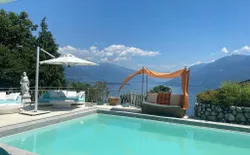 Luxusvilla Pool Panorma Privatspähre Ruhe, Bild 1: Pool 5 x 10 m mit Rausch Sofas (2) Dedon Day Dream & Glatz Sonnenschirm schwenkbar