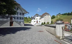 Bild 13: Dorfplatz - Gemeindehaus & Pfarrhaus