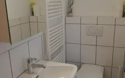 Bild 17: Badezimmer mit Dusche/WC
