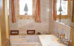 Bild 15: Badezimmer mit Sprudelbad, Doppellavabo, viel Platz in den 2 Spiegelschränken und dem Unterschrank. Badetuchwärmer.