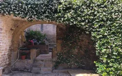 Schönes altes Steinhaus in der Provence, Bild 1