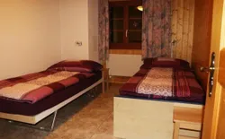 Bild 10: Kleines Zimmer mit 2 Betten und Kommode.