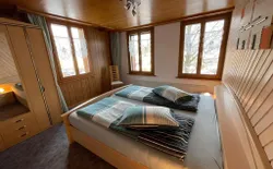 Bild 14: Elternschlafzimmer mit Doppelmatratze (2x 200x90cm)