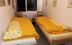 Bild 13: Doppelbett im 2. Zimmer Variante 2 am Abend