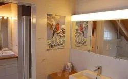 Bild 10: Badezimmer mit Badewanne und WC