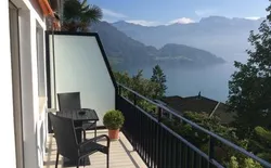 Traumstrand Vitznau, Bild 1: Seit 2014 neue, größere Terrasse mit noch mehr Seesicht auf die Berge und den Vierwaldstätter See