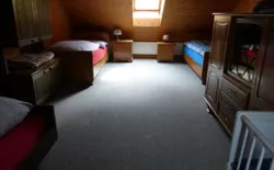 Bild 6: Dreibettzimmer mit Kinderbett