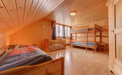 Bild 5: Schlafzimmer mit Kinderbett