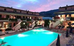 Ferienwohnung Residenz Elba Vip, Bild 1: Außenansicht mit Pool