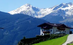 Ferienwohnung in ruhiger Lage mitten der Zillertaler Bergwelt, Bild 1: Außenansicht