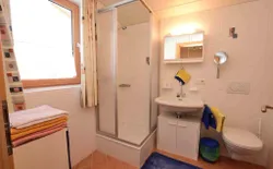 Bild 44: Dusche und WC