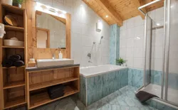 Bild 11: Badezimmer mit Dusche und Badewanne
