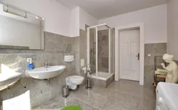 Bild 13: Kunterbunt Badezimmer mit Dusche und WC
