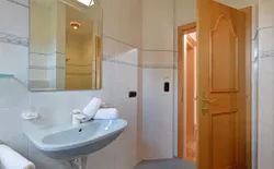 Bild 14: Badezimmer 1