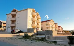 Wohnung mit 2 Schlafzimmern in Povljana, 30 m vom Strand entfernt mit Meerblick, möbliertem Balkon und Wifi, Bild 1