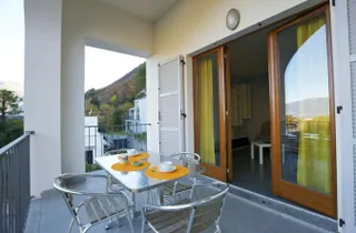 Bild 2: Ca. 12 m² großer Balkon mit wunderschöner Sicht auf Cannobio und den See