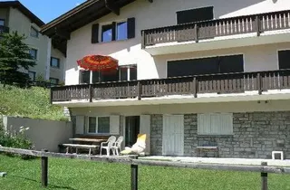 Bild 2: sehr ruhig gelegenes, sonniges 4-Familienhaus mit Balkon, direkt an der Skipiste neben Skilift, im Sommer an Alpenwiese