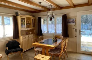 Bild 2: Wohnzimmer mit Bodenheizung. Ausziehbarer Esstisch für 6-8 Personen
