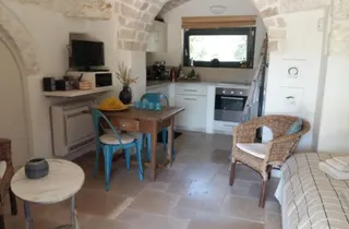 Bild 3: Wohnraum mit Blick in die Küche